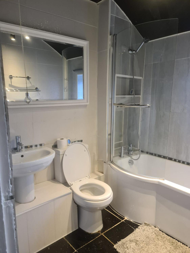 Bathroom 2, Ritchie Guest House, Wigan