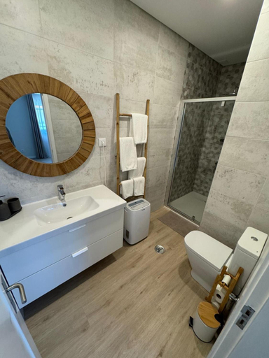 Bathroom, 180 Guest Suite, Ovar
