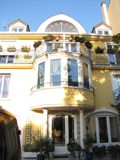 Exterior & Views