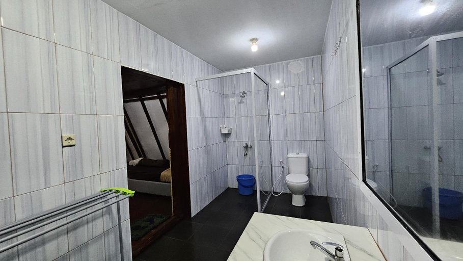 Bathroom 13