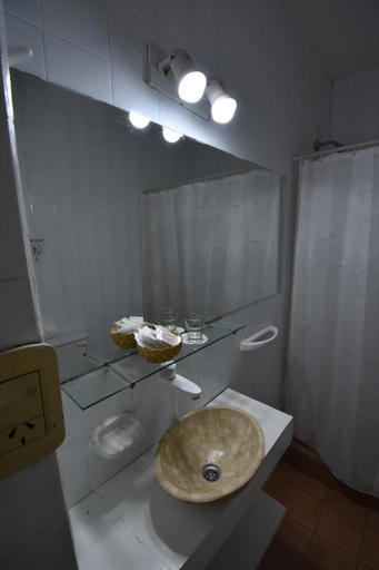 Bathroom 5, Hotel Plaza, Capital