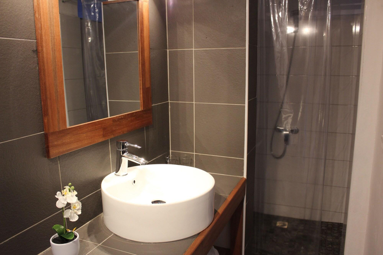 Bathroom 4, Chantauvent Guesthouse