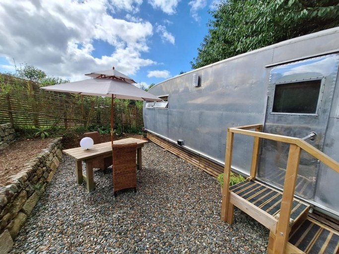 2, Airstream style caravan with optional hot tub, Cornwall