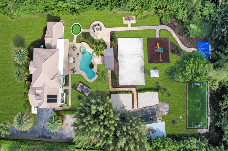 Exterior & Views