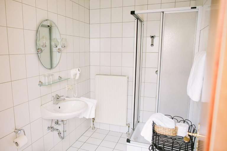 Bathroom 4, Hotel Jungbrau, Kelheim