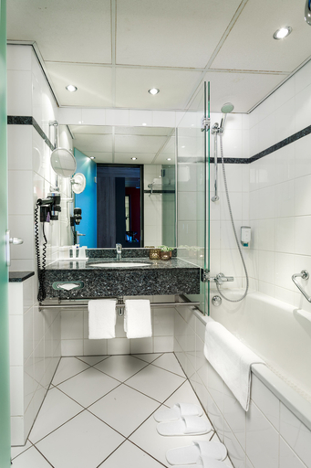 Bathroom 5, Ramada by Wyndham Amsterdam Airport Schiphol, Haarlemmermeer