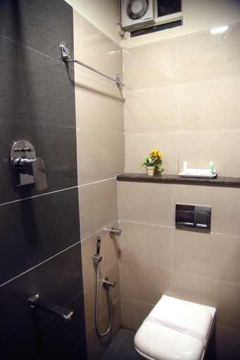 Bathroom 4, Grand Oliver, Chennai