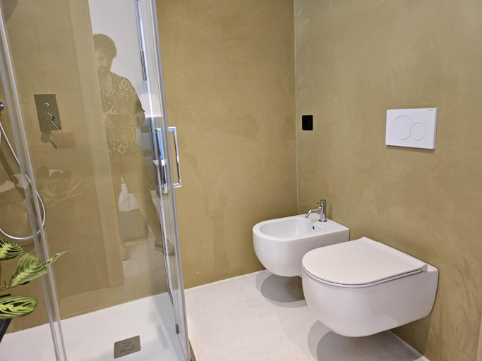 Bathroom 3, Gabbiano Suites, Ravenna