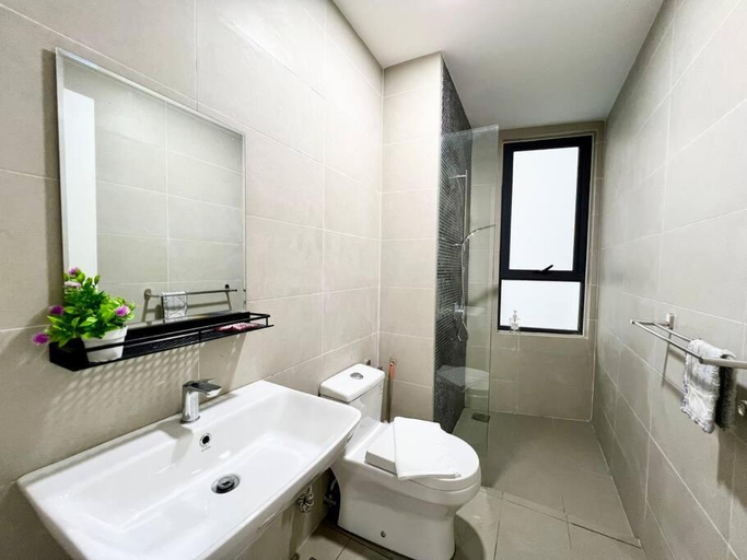 Bathroom 4, ContiNeW Pudu nr Ikea Cheras 2Br/6pax/1park/Wi-fi, Kuala Lumpur