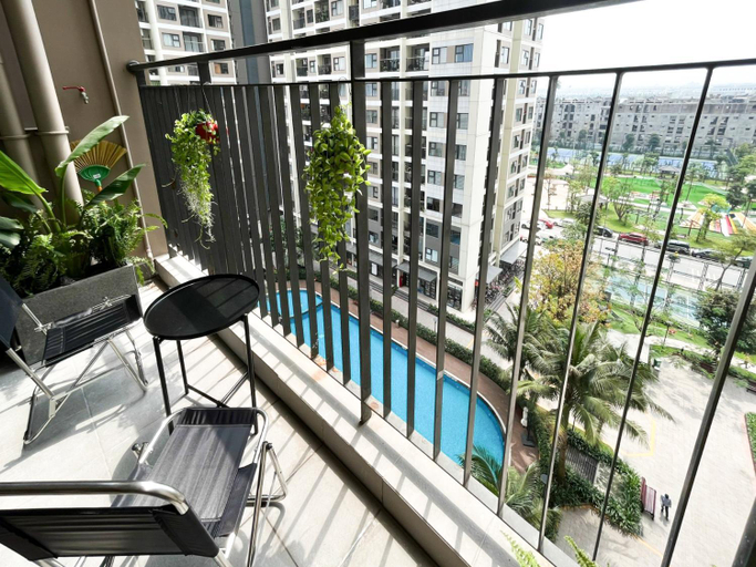 Balcony/terrace 5, 2BR Vinhomes Apartment Swimming pool & villa view, Gia Lâm