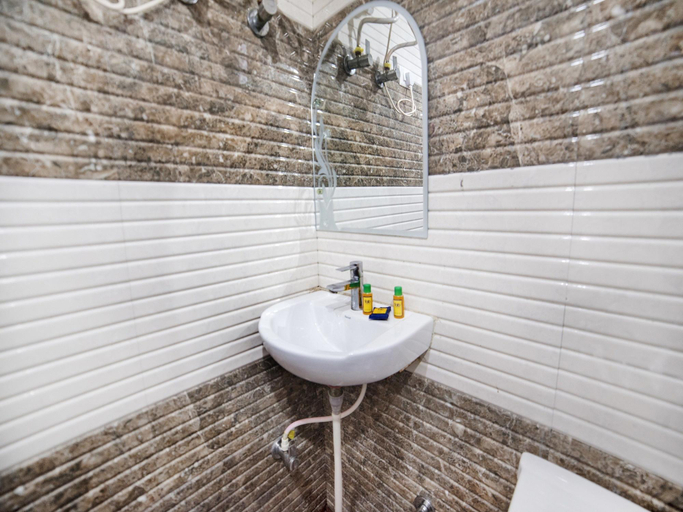 Bathroom 4, Fabhotel Glorify Stay, Mathura