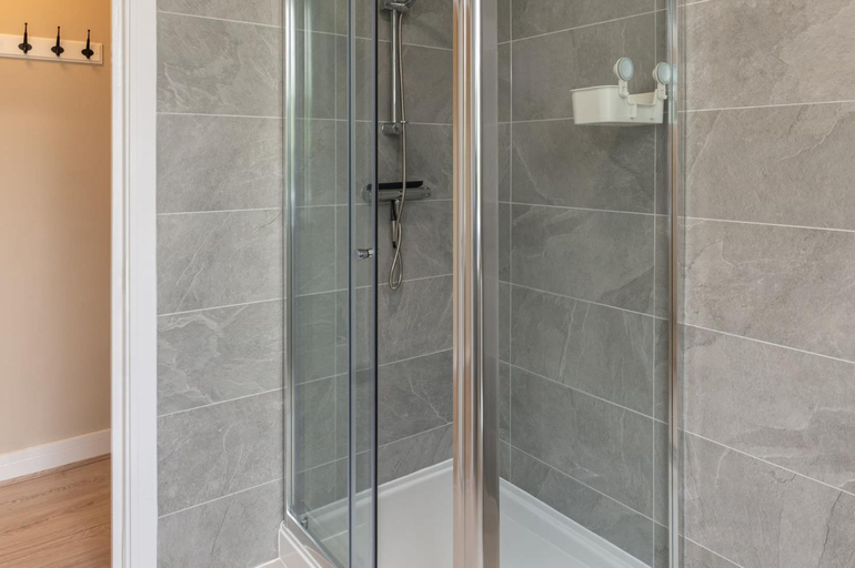 Shower 2, Host & Stay - The Quarter, Sefton