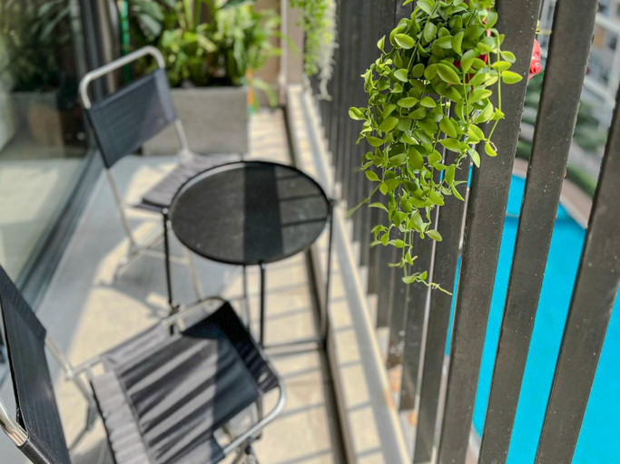 Balcony/terrace 4, 2BR Vinhomes Apartment Swimming pool & villa view, Gia Lâm