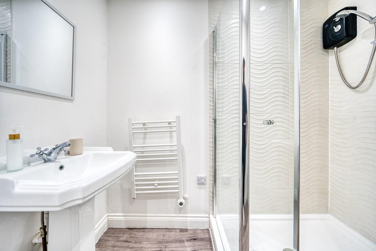 Bathroom 2, Stunning 2 Bed by the City Centre & Bute Park, Cardiff