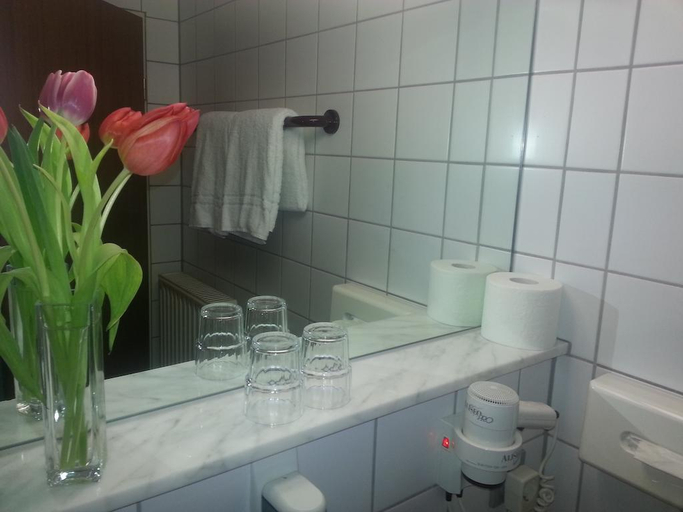 Bathroom 4, Mercure Hotel Stuttgart Zuffenhausen, Stuttgart