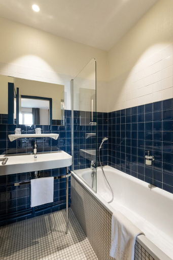 Bathroom 4, Grand Hotel de la Gare, Maine-et-Loire