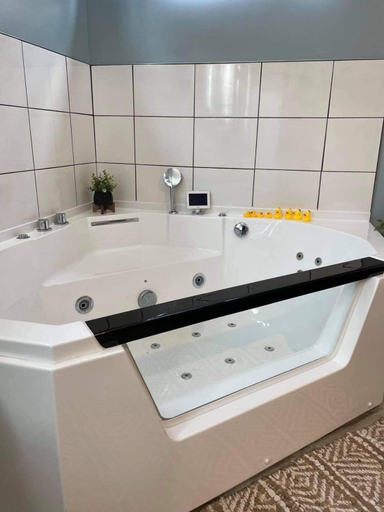 Bathroom 3, Relaxing king suite with jacuzzi and pool, Franklin