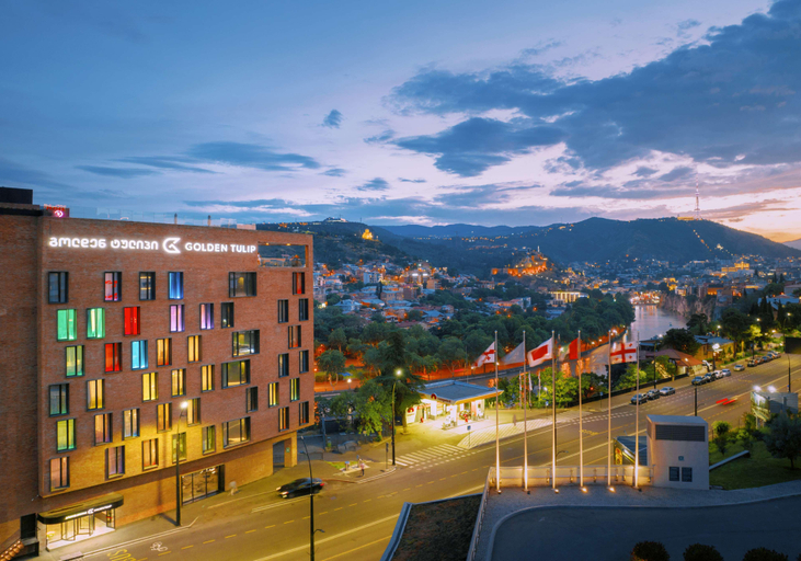 Exterior & Views
