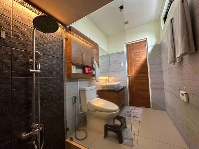 Bathroom 4, Chic Suite | Mountain View + Zen Room Access, Tagaytay City