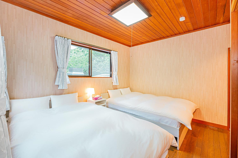 Bedroom 2, JOYSOUNDカラオケとBBQ、麻雀セット完備、大自然に囲まれ断崖の上に建てられた大型貸し別荘, Tsumagoi