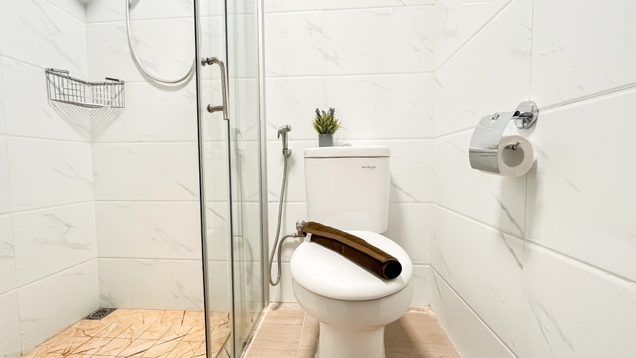 Bathroom 5, Spacious and Stylish 3BR at Sky House BSD Apartment By Travelio, Tangerang Selatan