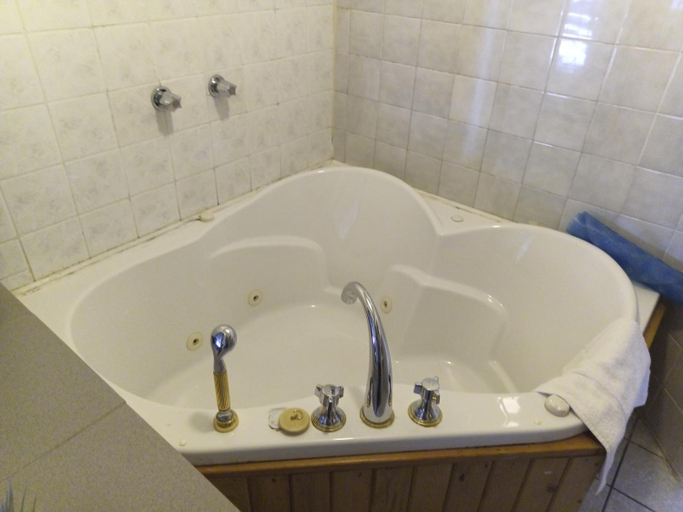 Bathroom 3, Princess Motel, Kawartha Lakes