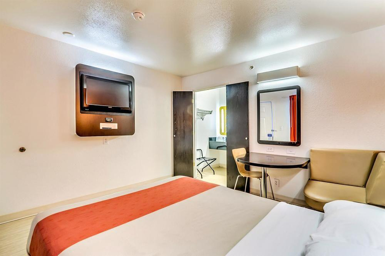 Bedroom 3, Motel 6 Baltimore BWI, Baltimore