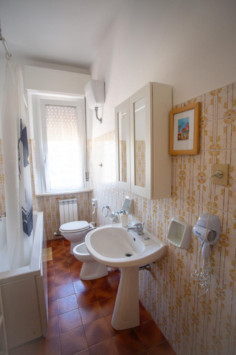 Bathroom 2, La Casa di Merion - affittacamere, Ancona