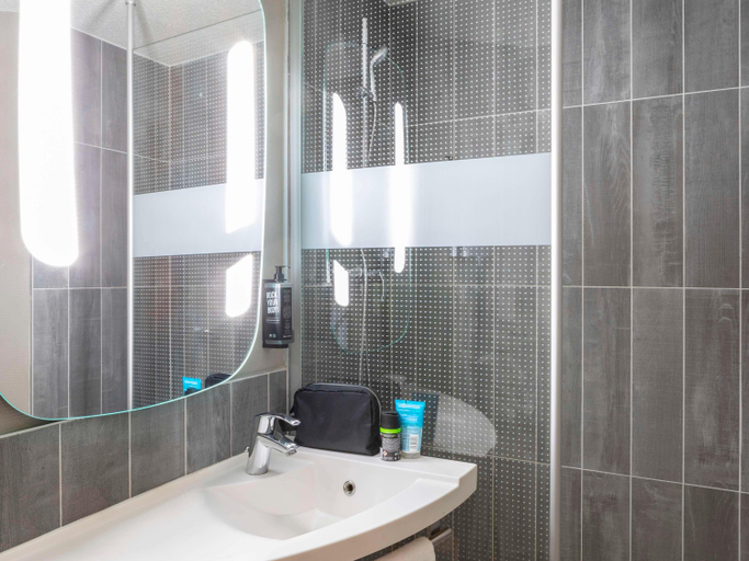 Bathroom 4, ibis Paris Porte de Bercy, Val-de-Marne