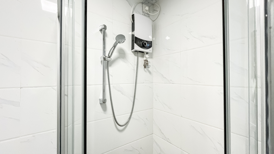 Bathroom 5, Elegant and Homey 3BR Apartment Sky House BSD By Travelio, Tangerang Selatan