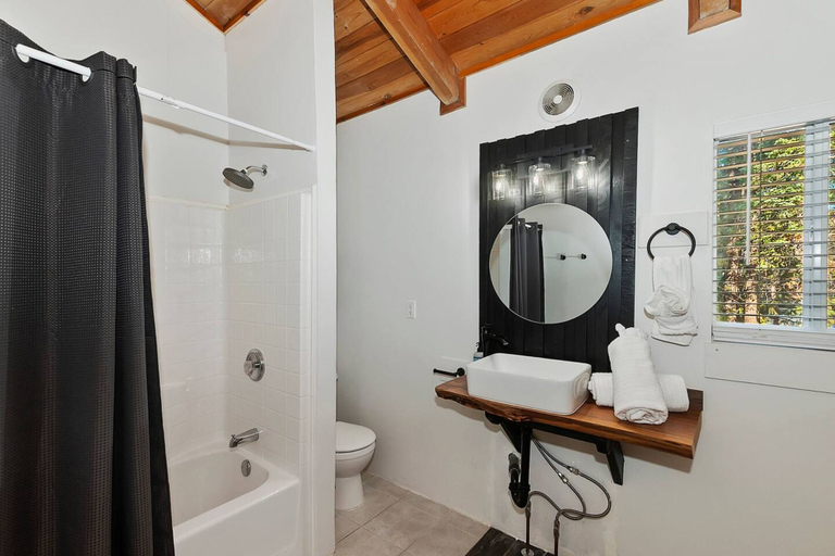 Bathroom 3, Peaceful Sunshine Chalet with Hot Tub, San Bernardino