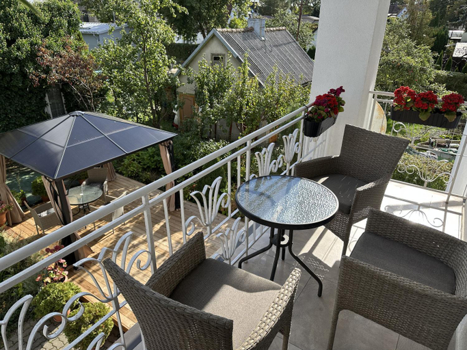 Others 4, Apartamentai salia baseino, Palangos