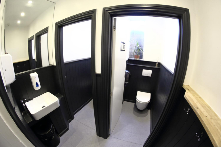 Bathroom, Central Backpackers, Oxfordshire