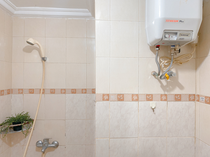 Bathroom 5, Cozy and Good Studio Room at Park View Condominium Apartment By Travelio, Depok