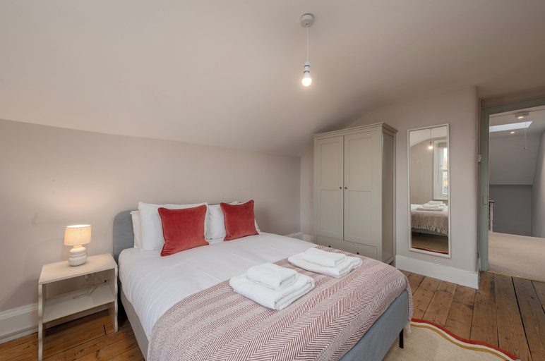 Others 4, VESTO Three Bedroom Apartment in Clapham, London