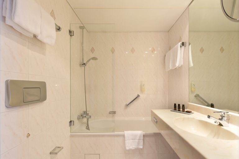 Bathroom 4, Amedia Hotel Dresden Elbpromenade by Wyndham, Dresden