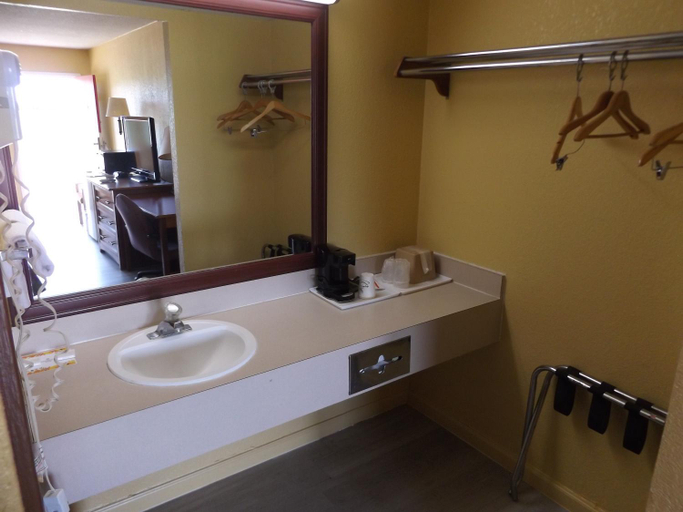 Bathroom 3, Regency Inn, Cloud
