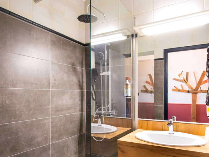 Bathroom 5, Greet Hotel Castres Saix, Tarn