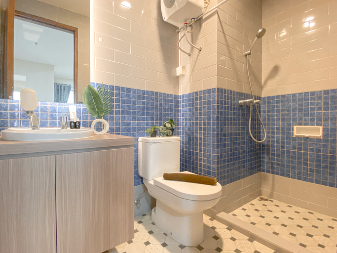 Bathroom 5, Great Choice 1BR Apartment at Green Bay Condominium By Travelio, Jakarta Utara