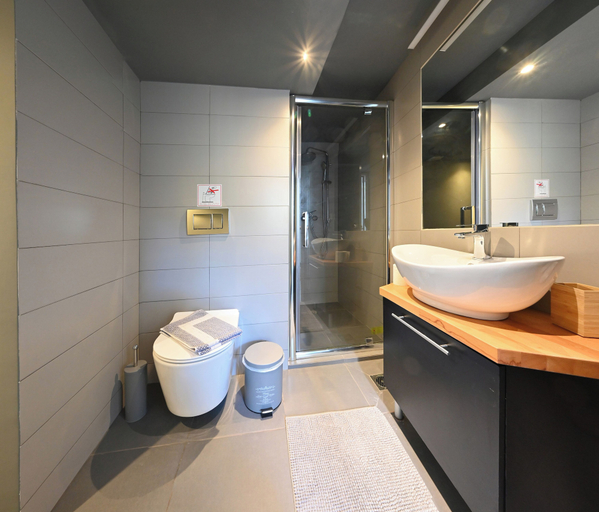 Bathroom 2, Gazi Metro APT Urban Balcony Oasis, Attica
