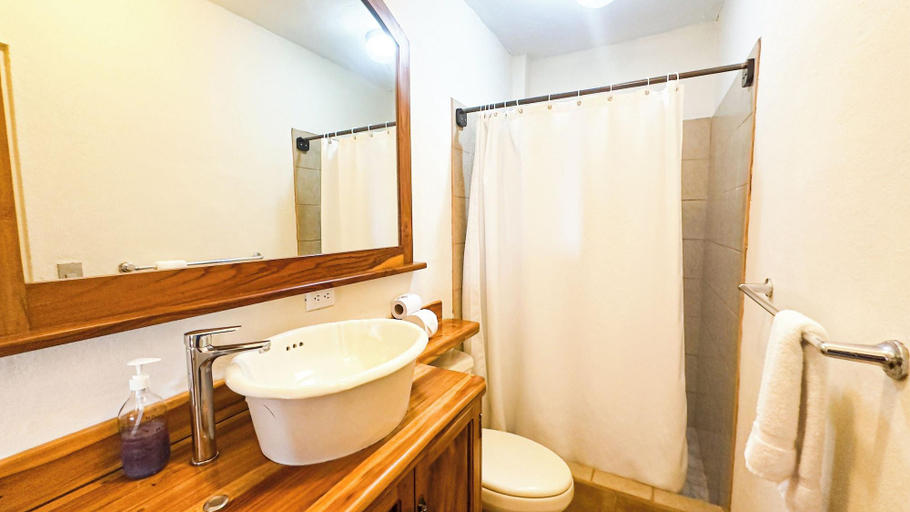 Bathroom 5, Mango Moon Villa, Aguirre