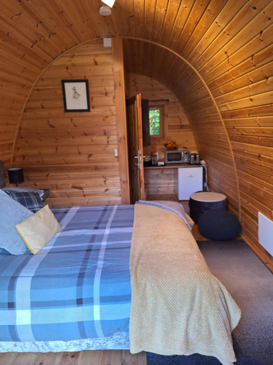 Bedroom 2, Log cabin