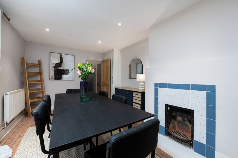 Others 5, VESTO Three Bedroom Apartment in Clapham, London