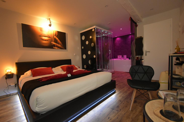 Others 4, SPA privatif Love room, Le Hammam et Bulles, chez Nuits Chartraines, Eure-et-Loir
