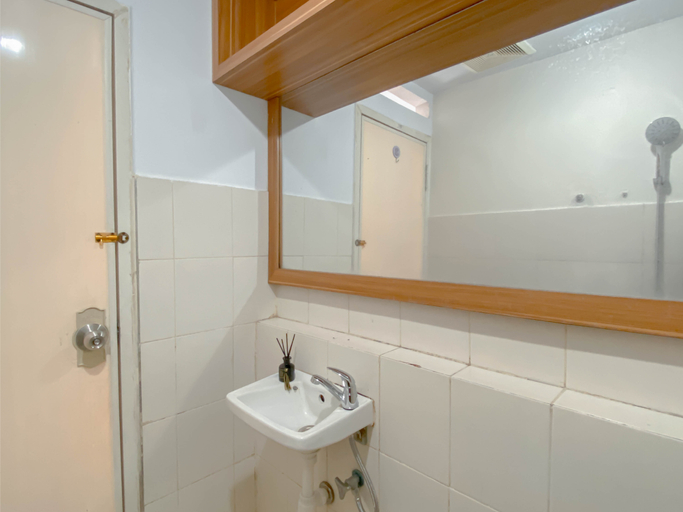 Bathroom 5, Strategic and Cozy Studio at Bogor Valley Apartment By Travelio, Bogor