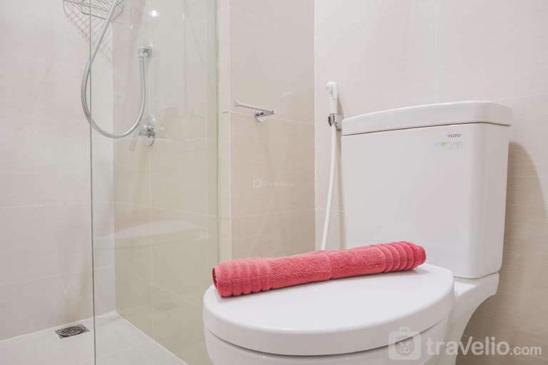 Bathroom 3, Elegant Comfort Studio at Puri Mansion By Travelio, West Jakarta