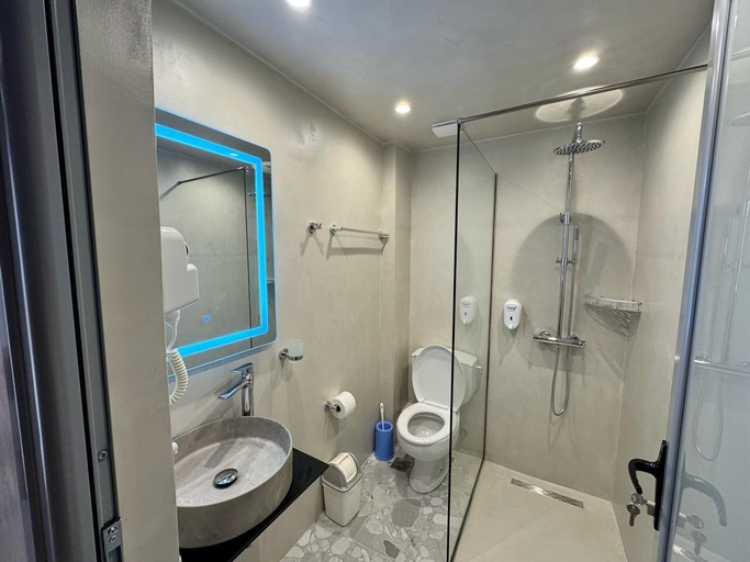 Bathroom 4, Hotel Driloni, Sarandës
