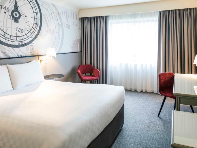 Bedroom 4, Mercure Dartford Brands Hatch Hotel & Spa, Kent