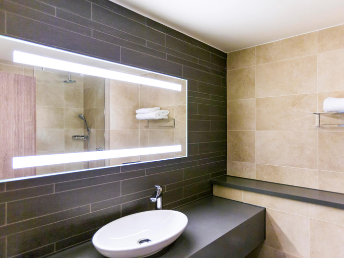 Bathroom 5, Mercure Dartford Brands Hatch Hotel & Spa, Kent