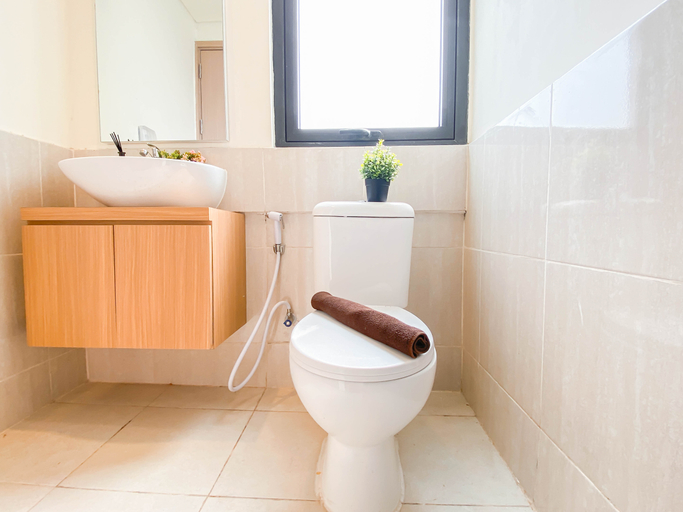 Bathroom 5, Best Living 2BR at Meikarta Apartment By Travelio, Cikarang
